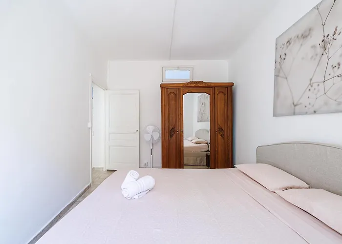 7l - 2bdr In Old Town *